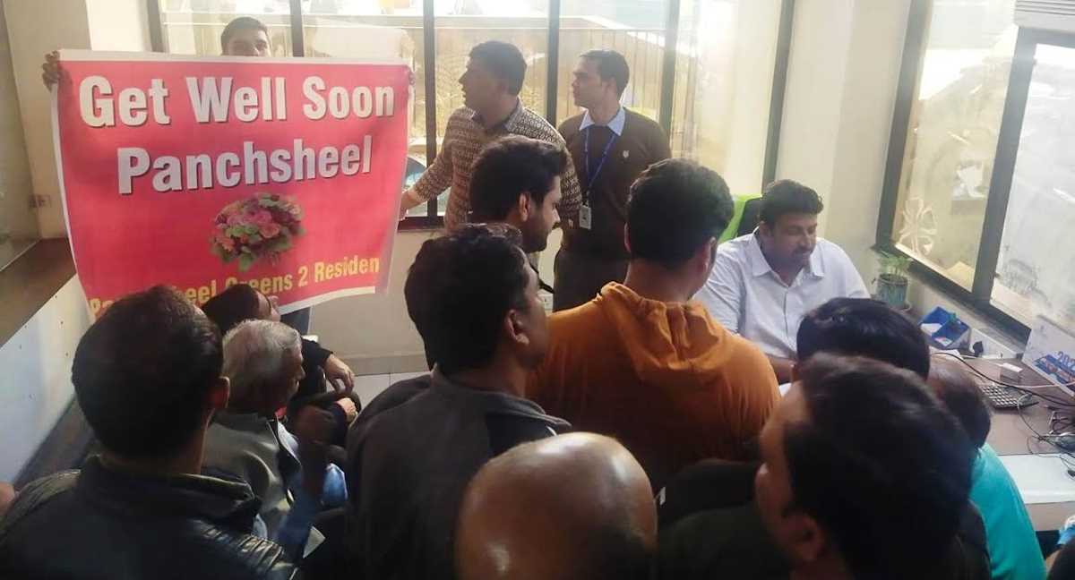 पंचशील ग्रीन्स-दो के निवासियों का मेंटेनेंस एवं बिल्डर के खिलाफ किया प्रदर्शन